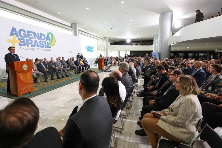 BRASILIA, DF, BRASIL, 04-03-2020. O presidente Jair Bolsonaro, acompanhado do ministro chefe da Casa Civil, General Braga Netto, do ministro da Economia Paulo Guedes, do ministro da Defesa Fernando Azevedo e Silva e demais ministros do governo, durante Solenidade de Lançamento da Agenda + Brasil, no Palácio do Planalto.