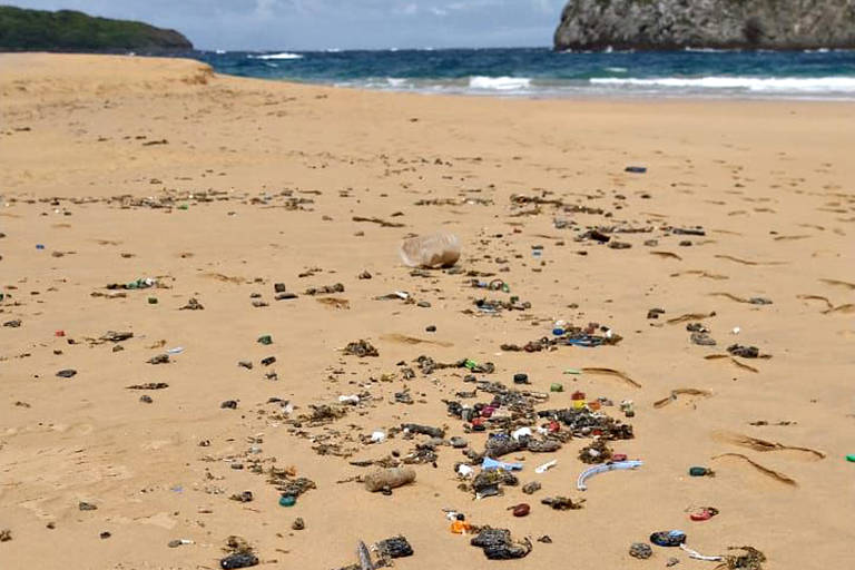 Moradores encontram pedaços de óleo em praia em Fernando de Noronha