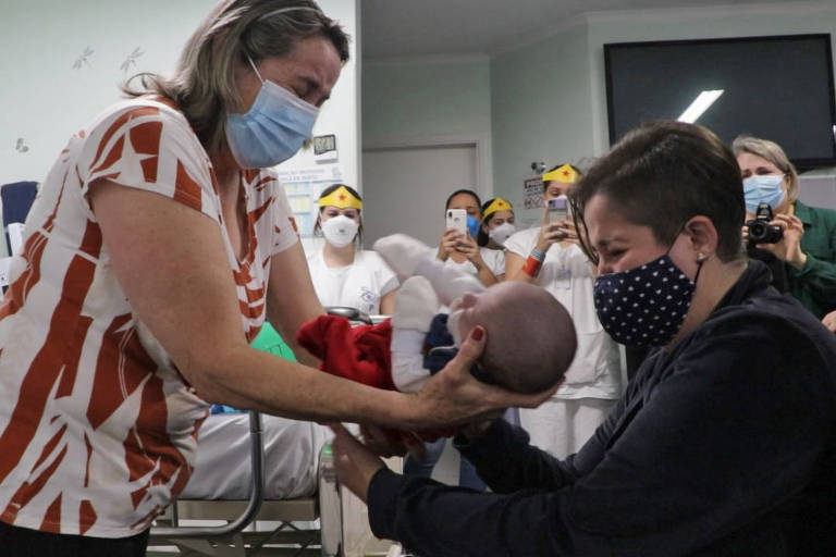 Mãe reencontra filho cinco meses após dar à luz intubada e com Covid-19