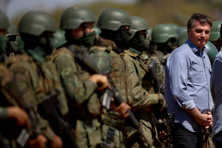 Bolsonaro com militares da Marinha durante exercício no campo de treinamento de Formosa (GO).
