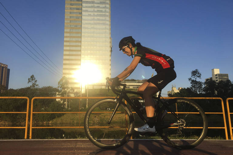 Erika Sallum pedala em ciclovia