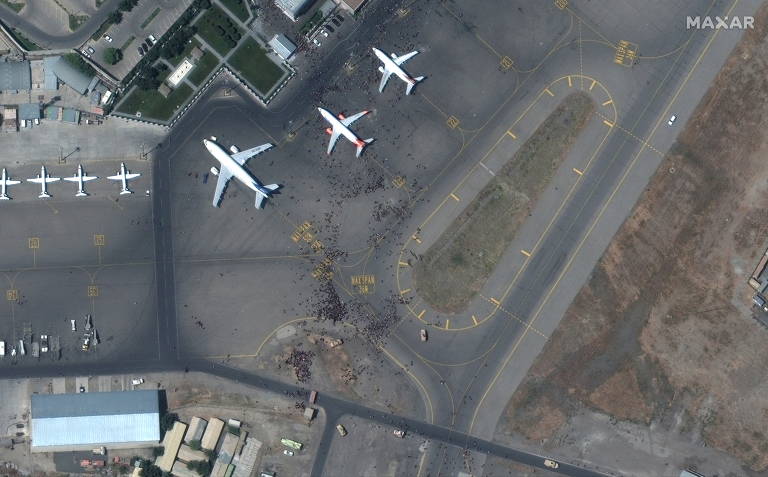 Imagens de satélite mostram caos no aeroporto de Cabul, no Afeganistão
