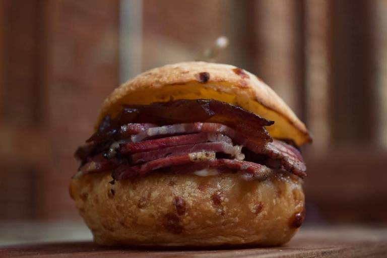 Na Casarìa, uma dica é pedir o pão de queijo com pastrami que sai a R$ 27 e leva Catupiry e cebola caramelizada