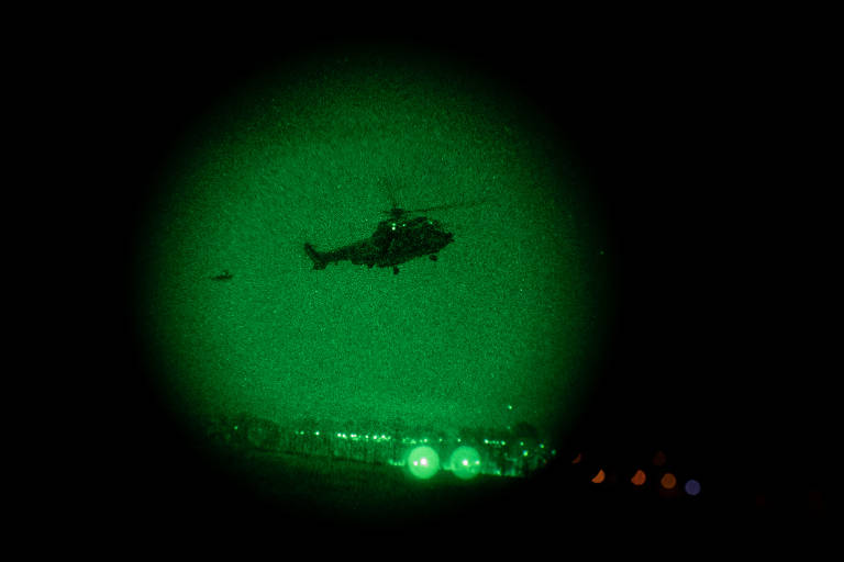 Forças Armadas realizam treinamento noturno com helicópteros