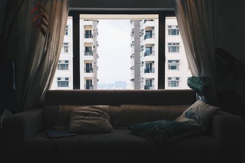 Sofá, janela e cortinas - Como aliviar a sensação de frio em casa no inverno - Web Stories 