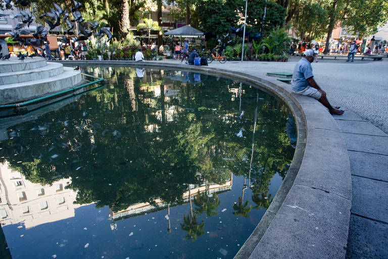 No Largo do Machado, no Rio de Janeiro, o espelho d'água do jardim projetado por Burle Marx está sujo
