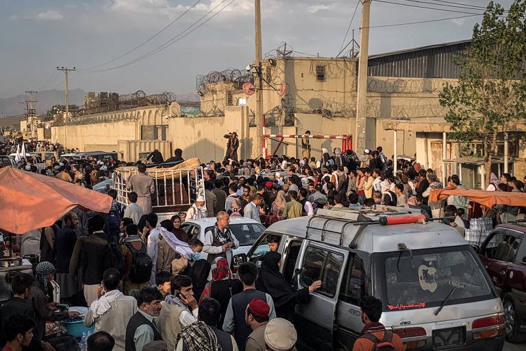 Afegãos tentam escapar de Cabul sob o Talibã