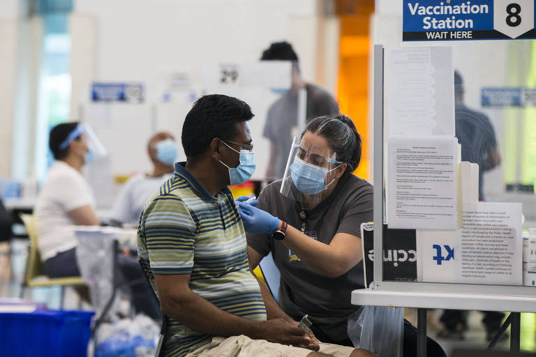 Mais vacinado e menos polarizado, Canadá tem nova onda de Covid menor que a dos EUA