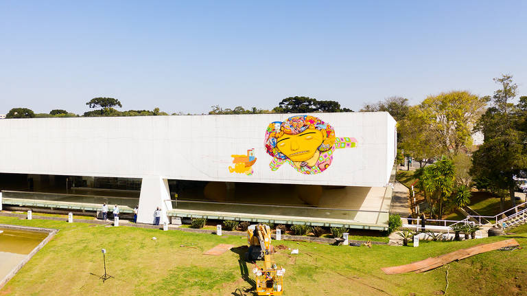Pintura dos grafiteiros Osgêmeos no Museu Oscar Niemeyer