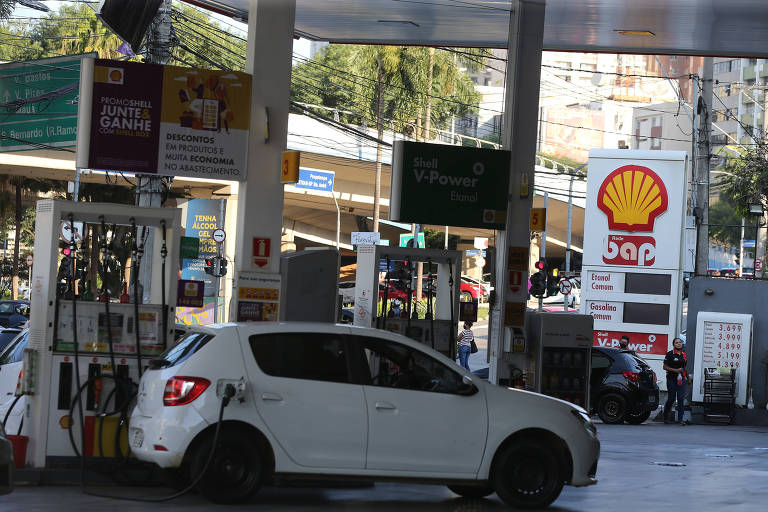 carro está parado e abastecendo em um posto de combustível da Shell