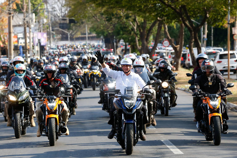 Bolsonaro participa de evento militar e faz nova motociata em Goiânia (ago.2021)