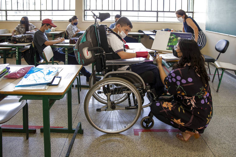 É adequado que familiares ou terceirizados auxiliem alunos com deficiência nas escolas? SIM