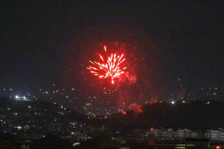 Fogos de artifício no céu de Cabul na madrugada de terça (31), horário local, após a confirmação da partida das últimas tropas americanas