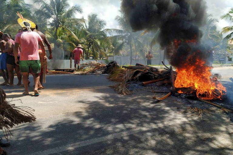 Indígenas bloqueiam rodovia e são presos na Bahia após terem cabanas destruídas