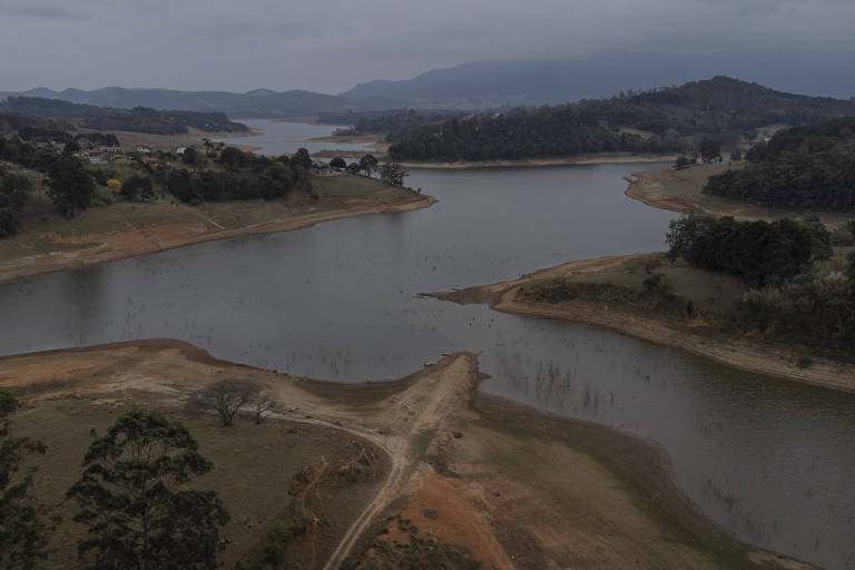 Vista área da represa Jaguari, em Piracaia, no interior de São Paulo, que faz parte do Sistema Cantareira