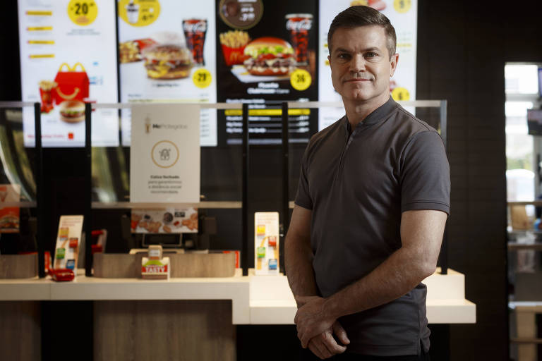 Homem branco em frente ao balcão do McDonald's