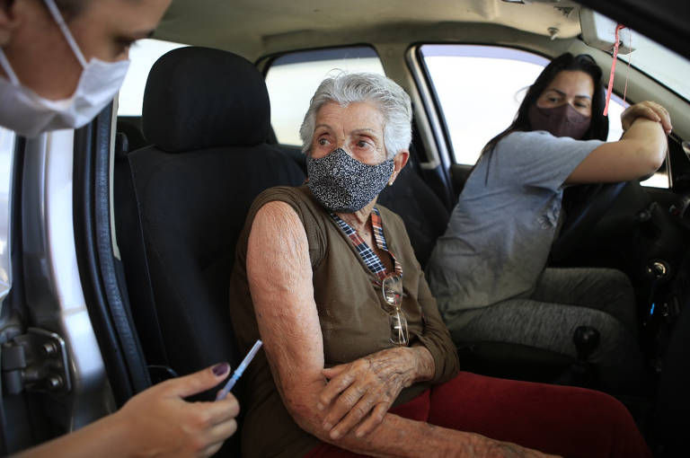 Início da vacinação de terceira dose em idosos com  mais de 90 anos