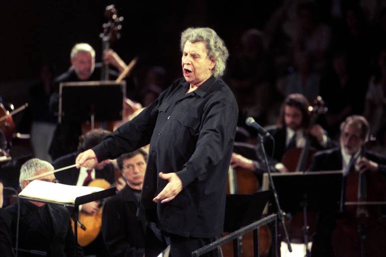 Mikis Theodorakis, de 'Zorba, O Grego', fez música banida e libertária na Grécia