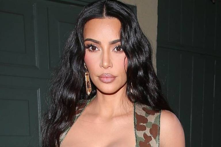 Kim Kardashian faz piada de sextape e candidatura do ex no Saturday Night Live