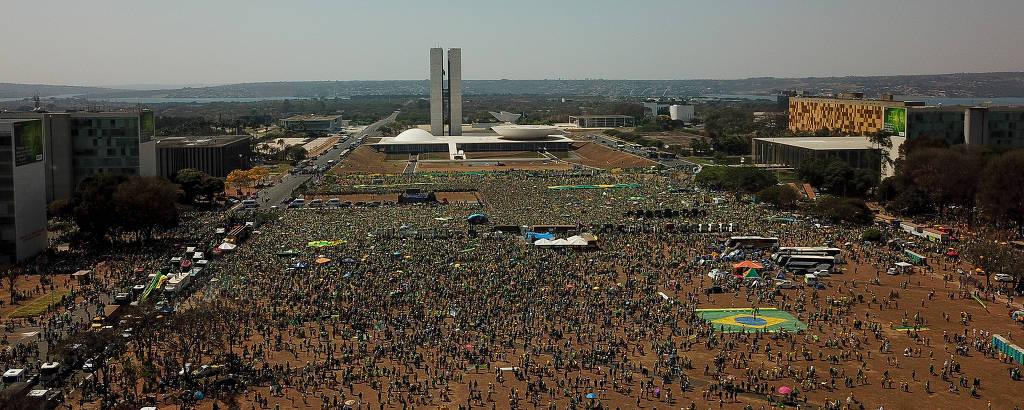 Manifestantes durante ato em apoio a Bolsonaro com pauta golpista na Esplanada dos Ministérios, em Brasília