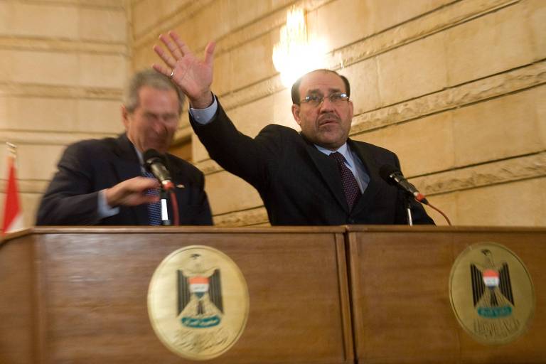 O então premiê do Iraque, Nuri al-Maliki, tenta proteger o então presidente dos EUA, George W. Bush, de sapatos atirados por um jornalista iraquiano durante entrevista coletiva em Bagdá