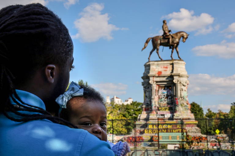 Estátua do general confederado Robert E. Lee é removida de Richmond, nos EUA