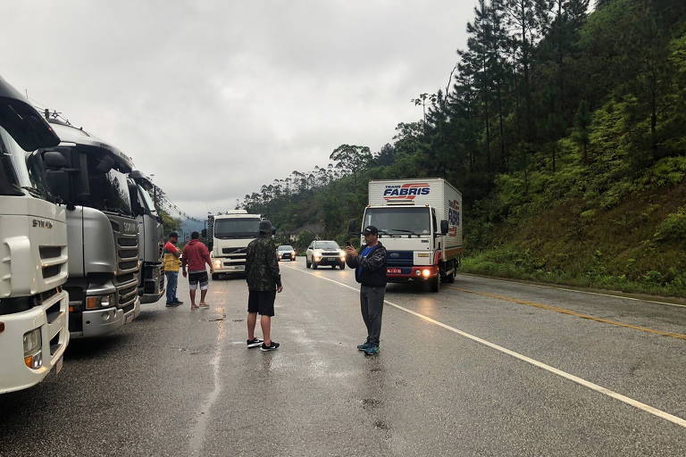 Movimento em rodovias caiu 27% com protestos de caminhoneiros, segundo pesquisa em pedágio