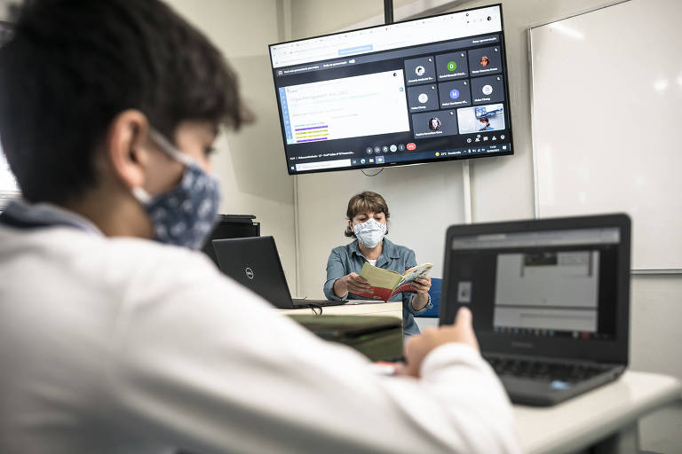 Aluno do sexto ano do Centro Educacional Pioneiro, em São Paulo, usa Chromebook em sala de aula