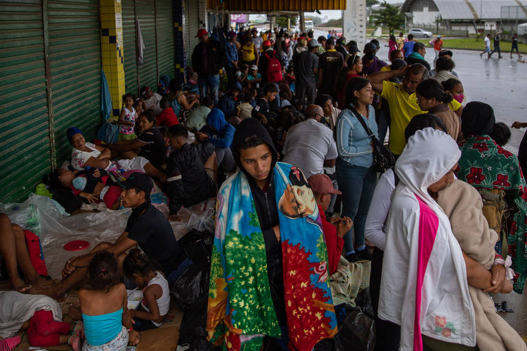 Número de refugiados venezuelanos desabrigados explode na fronteira brasileira
