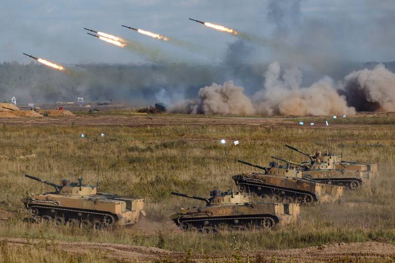 Blindados russos avançam com apoio de foguetes no campo de treinos de Mulino