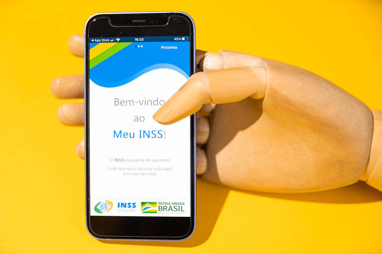 Celular mostrando a tela inicial do aplicativo Meu INSS