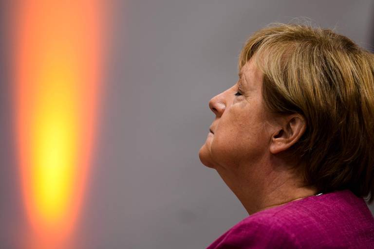 Merkel dá adeus elogiada pela habilidade em resolver crises e criticada por não evitá-las