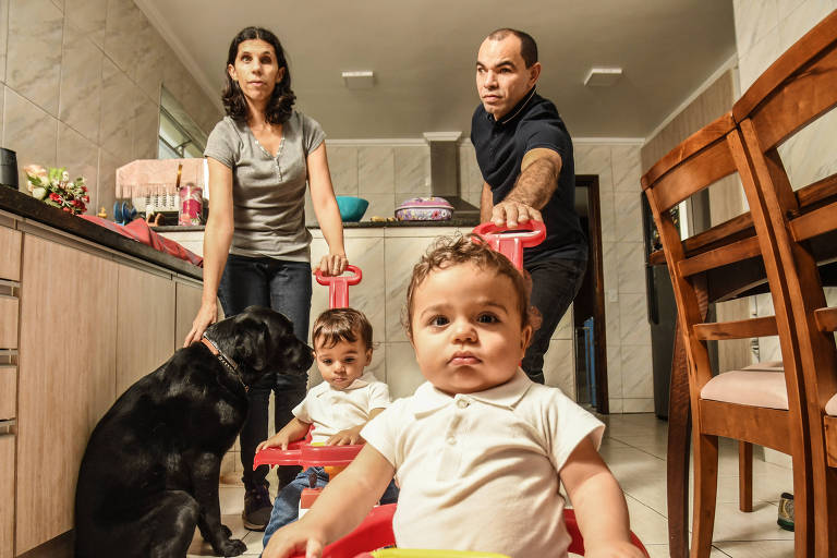 O casal Genival e Kátia brinca com os filhos gêmeos, Patrick e Matheus