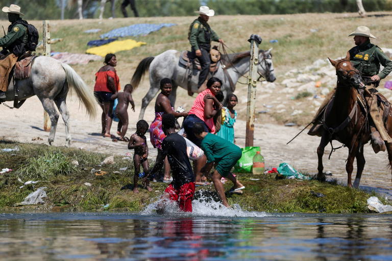 Agentes americanos na fronteira entre EUA e México montados a cavalo usam rédeas para ameaçar migrantes haitianos