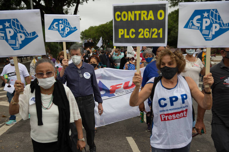 Servidores caminharam ao redor da Alesp por volta das 15h40 desta terça (21)