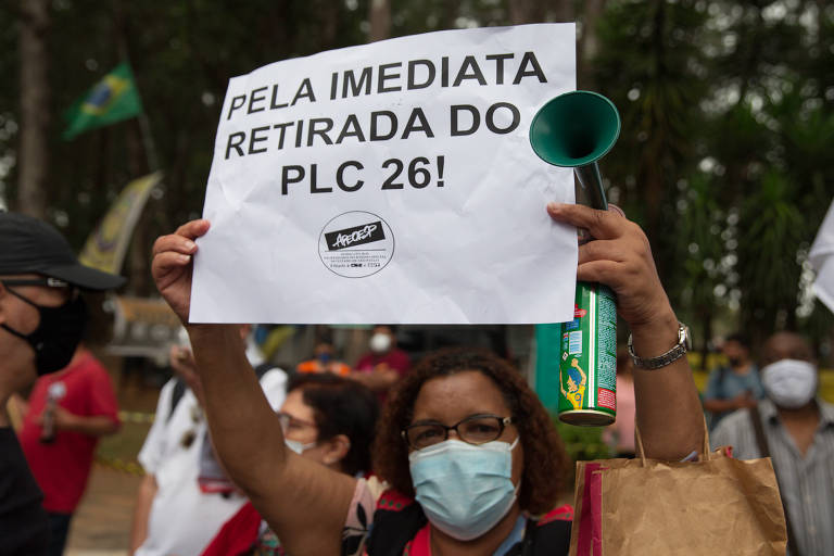 Servidores fizeram manifestação na tarde desta terça (21) contra o PLC 26