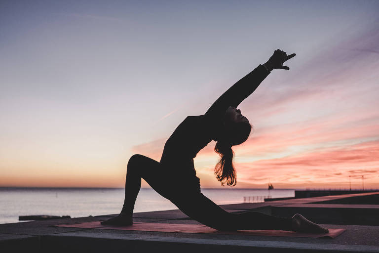 Mulher praticando Yoga