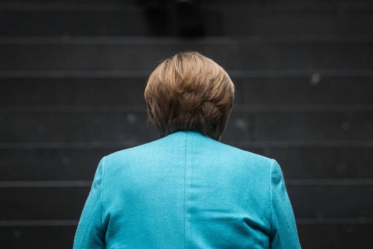 Merkel sairá da política como entrou, um enigma que suscita respeito e admiração