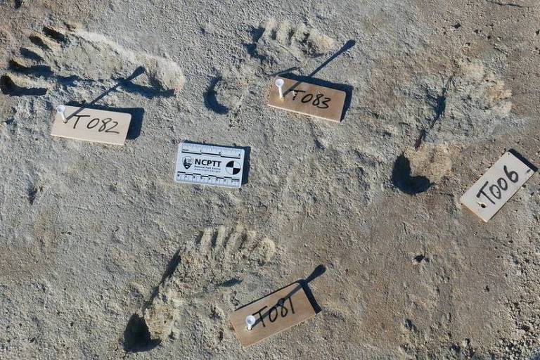 pegadas humanas que foram datadas entre 23 mil e 21 mil anos atrás