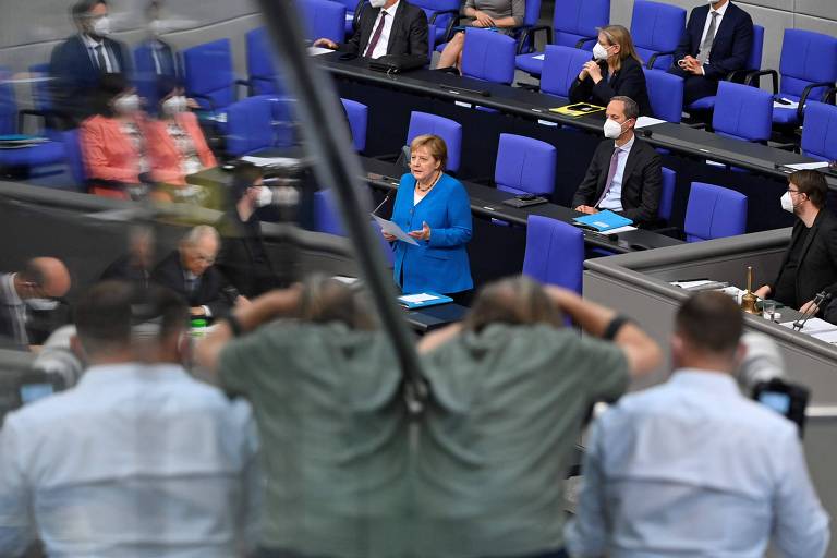 A primeira-ministra da Alemanha, Angela Merkel (de azul turquesa), em discurso no Bundestag, a Câmara dos Deputados do país