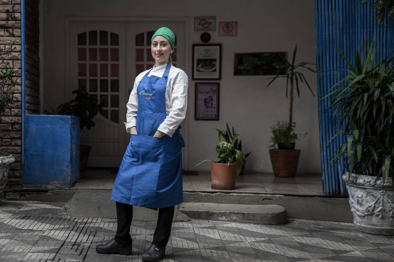 A chef Bianca Marino posa em frente ao Carlino, no centro de São Paulo