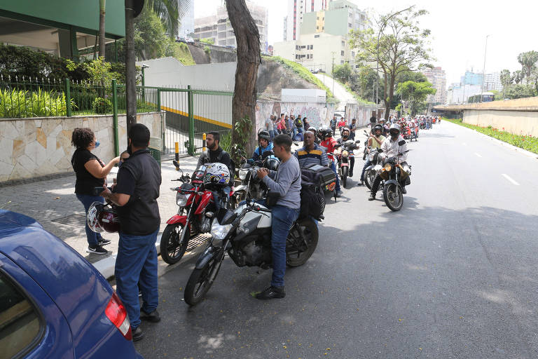 Motoristas fazem fila com motos e carros para abastecer em posto no bairro da Bela Vista