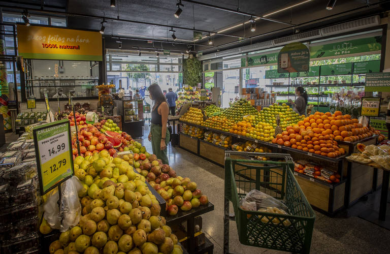 na foto, gôndolas de alimentos frescos, como frutas e hortaliças, expostos na entrada da loja do Pão de Açúcar da unidade Brigadeiro Luís Antônio
