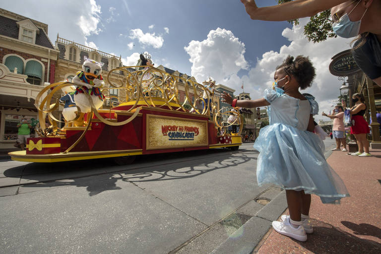 Veja imagens dos 50 anos dos parques da Disney