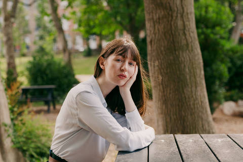 A escritora irlandesa Sally Rooney, autora de 'Conversas entre Amigos', 'Pessoas Normais' e 'Belo Mundo, Onde Você Está', na praça Merrion, em Dublin ORG XMIT: XNYT31