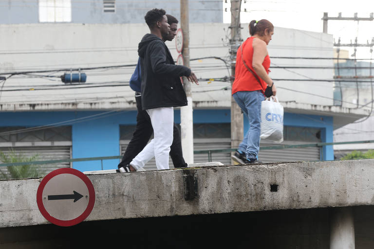 Pedestre corre risco de queda em viaduto sem grades no centro de SP