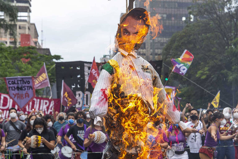 Boneco de Bolsonaro é queimado por manifestantes na avenida Paulista
