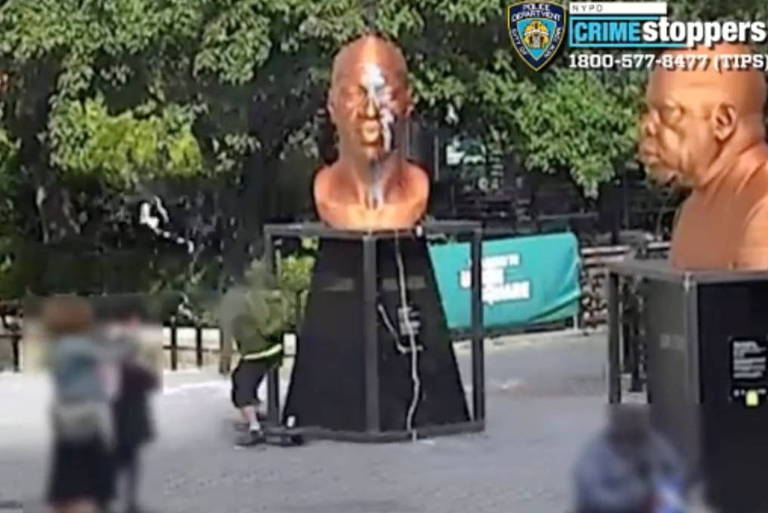 Estátua de George Floyd é vandalizada pela segunda vez em Nova York