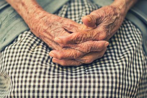 Mãos de pessoa idosa - Web Stories 