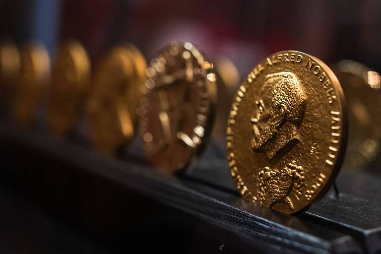 Medalhas do Nobel são exibidas no laboratório de Alfred Nobel, em Karlskoga, na Suécia

